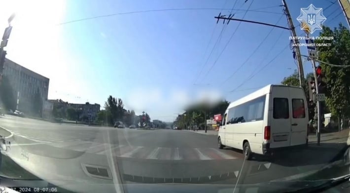 В Запорожье водитель маршрутного транспорта нарушил ПДД, проехав на красный свет (фото)