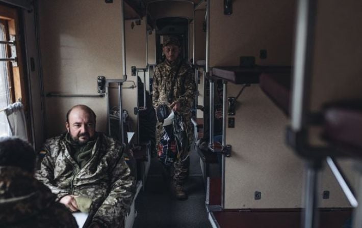 Украинские военные могут заказать билеты на поезд, даже когда их раскупили: как это работает