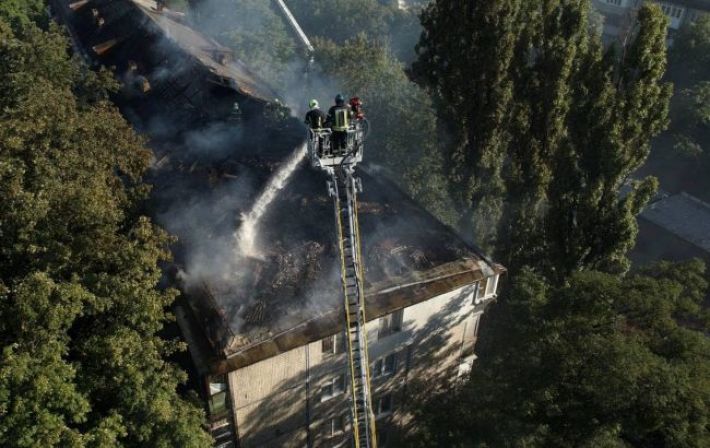 В Киеве пожар в пятиэтажке, его тушат более 50 спасателей