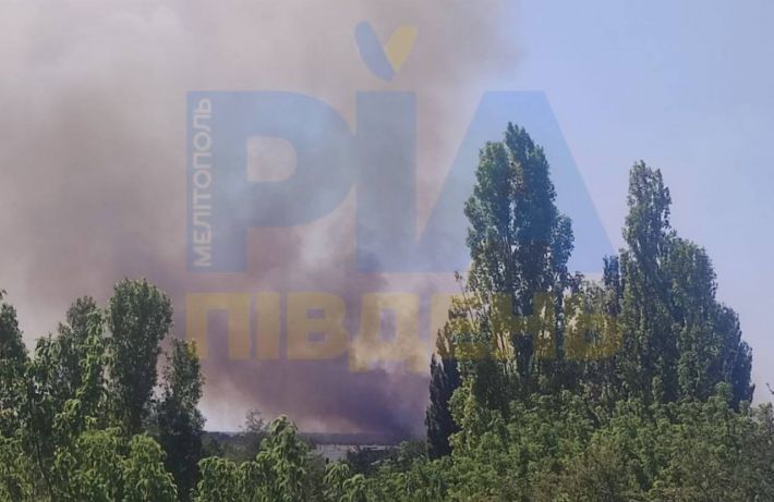В Мелитополе и районе гремят мощные взрывы - оккупанты признали прилеты и призывают всех лечь на землю (фото, видео)