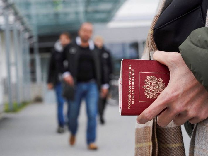 Окупанти складають списки мелітопольців, які виїхали за кордон, з російськими паспортами