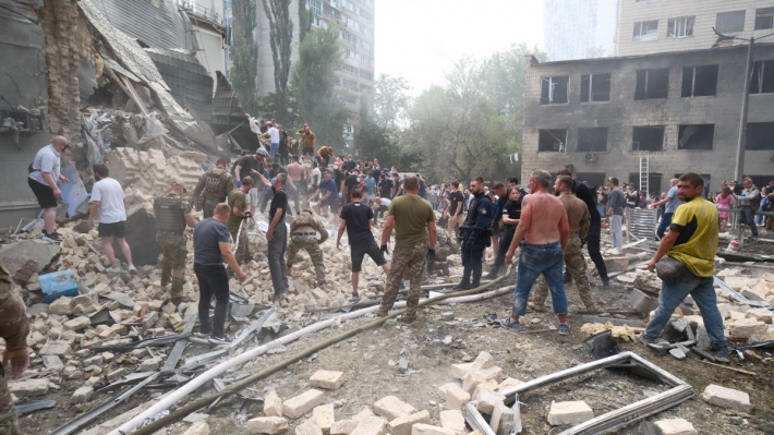 Разбор завалов продолжается. Что известно о последствиях удара по Киеву