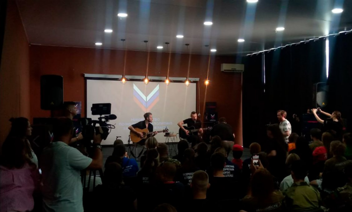 В Мелитополь привезли потухшую "звезду": некогда популярный певец приехал петь для оккупантов русские шлягеры (фото)