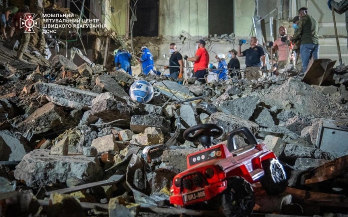 Удар по будинку на Сирці в Києві: під завалами знайшли тіло хлопчика (фото)