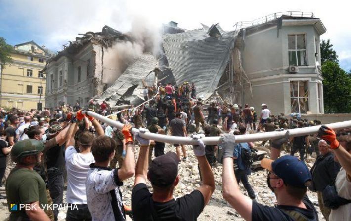 Удар по Киеву: в "Охматдете" завершили разбор завалов, а на Сырце нашли тела еще трех жертв