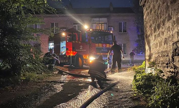 В Запорожье спасатели ликвидировали возгорание двух гаражей (фото)