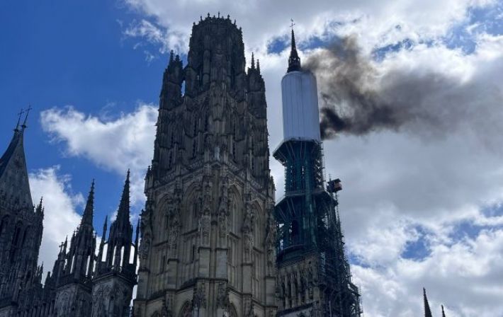 Во Франции горит знаменитый Руанский собо