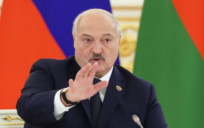 Лукашенко поручил отвести войска от границы с Украиной