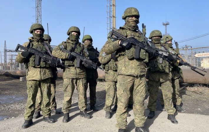 Кремль відправляє поранених окупантів на милицях на 