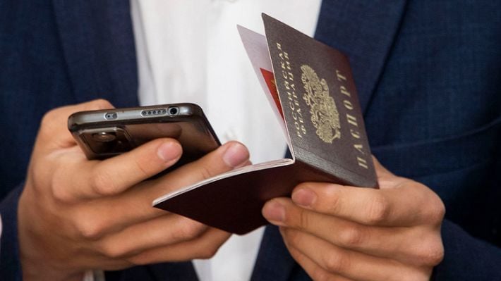 Жители оккупированного Мелитополя смогут пополнить счет мобильного телефона только с паспортом
