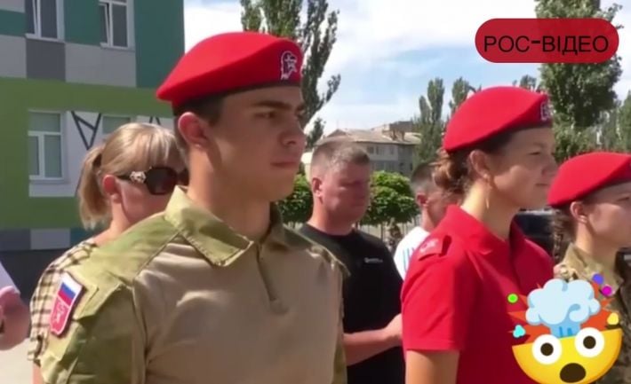 В Мелитополе оккупанты изуродовали советским муралом фасад самой современной школы (видео)