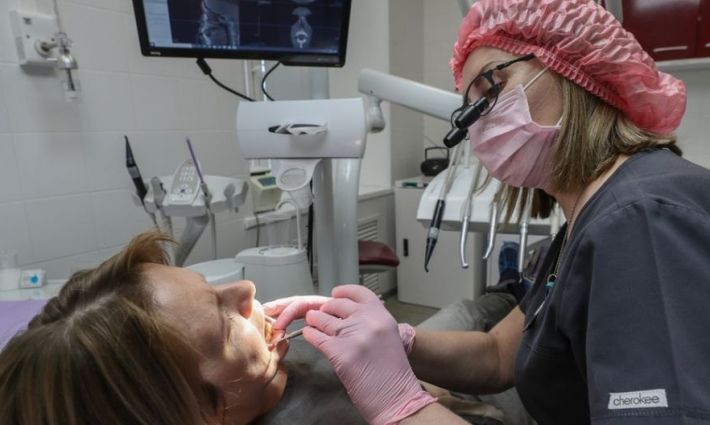 Обещанного три года ждут - рашисты в Мелитополе похвастались бесплатными услугами стоматологов (фото)