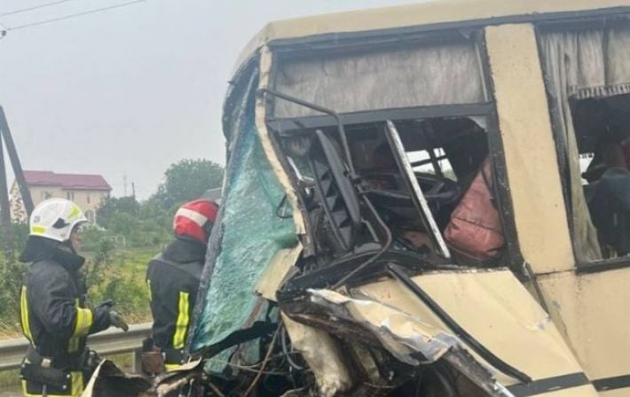 Под Львовом автобус столкнулся с автопоездом: четверо погибших, много пострадавших