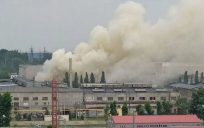 В Екатеринбурге вспыхнул пожар возле военного завода, производящего САУ (видео)
