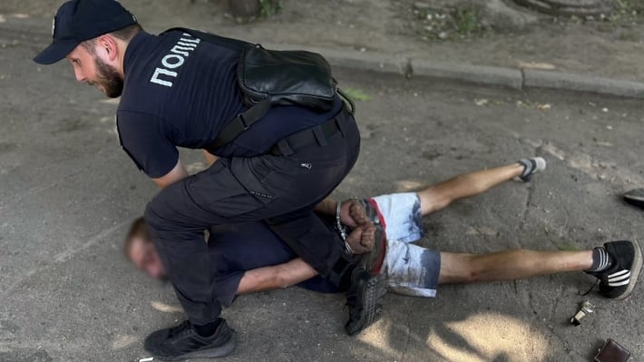 В Запорожье полицейские задержали мужчину по подозрению в разбойном нападении на местную жительницу