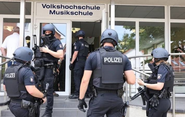 В Германии школьники перерезали горло учителю