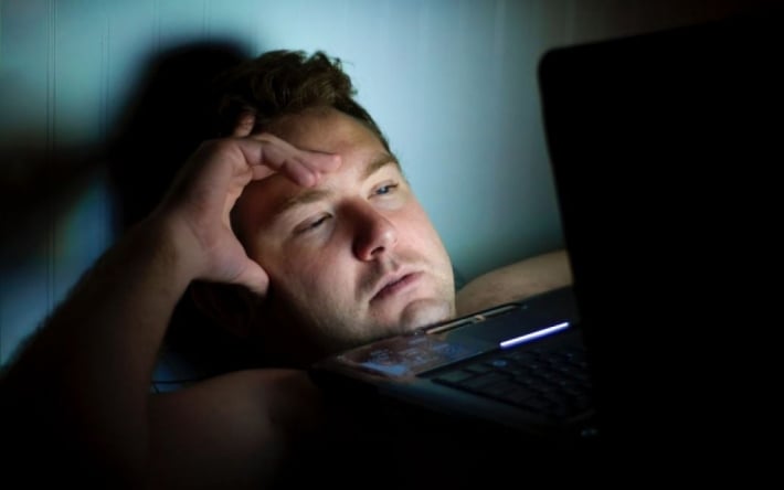 Как снова заснуть после резкого пробуждения среди ночи: советы эксперта