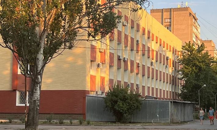 Почему в Запорожье такие объекты критической инфраструктуры как Центр первичной медико-санитарной помощи обесточивают, а некоторые жилые дома нет (видео)