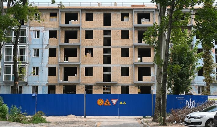 Разрушенную многоэтажку в центре Запорожья отстраивают по современным стандартам (фото)