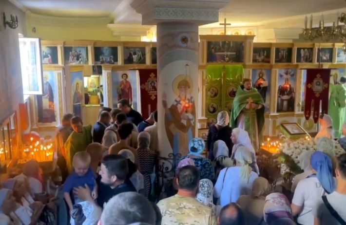В Мелитопольской церкви устроили цирк с московским попом, вояками и детьми (фото)