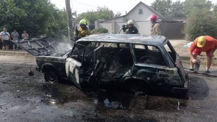 В одном из районов Запорожье загорелась машина и жилой дом (фото)