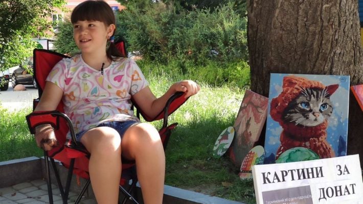 Дев'ятирічна дочка відомої спортсменки з Мелітополя заробляє гроші для ЗСУ (фото)