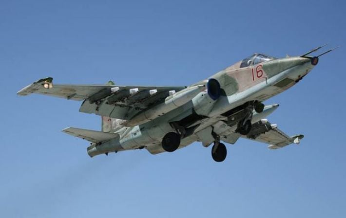 Українські військові збили російський бойовий літак Су-25 та показали ефектне відео