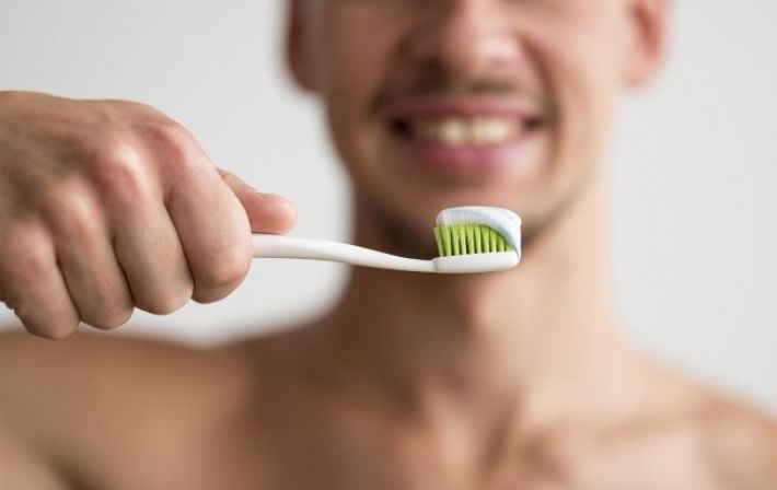 Стоматолог назвал ошибку №1 чистки зубов, которая может привести к их потере