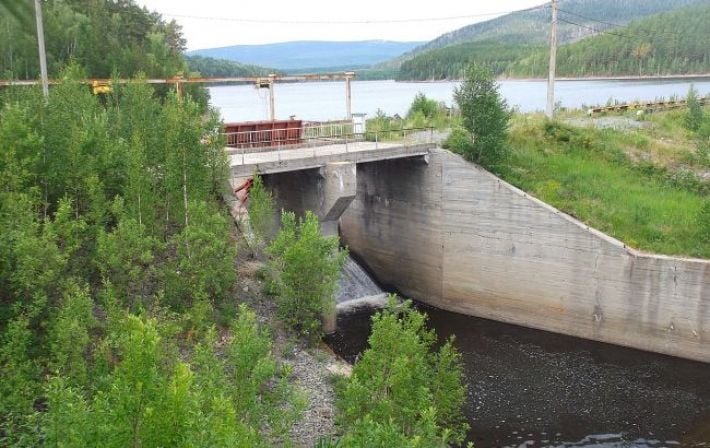 В Челябинской области прорвало дамбу: вода затопила дома россиян (видео)