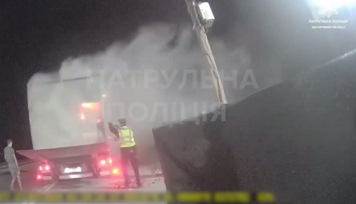 Запорізькі поліцейські загасили палаючу вантажівку (відео)