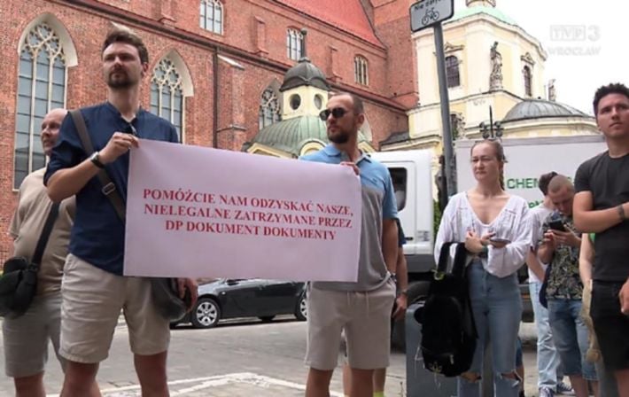 В Польше мужчины - украинцы пришли на протест к консульству Украины