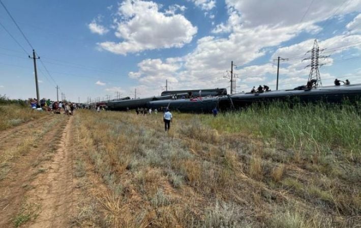 В России пассажирский поезд столкнулся с грузовиком, часть вагонов перевернулась