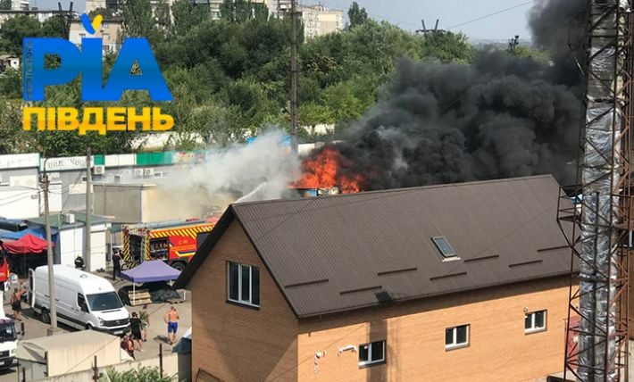 В Запорожье горит рынок Анголенко (видео, фото)