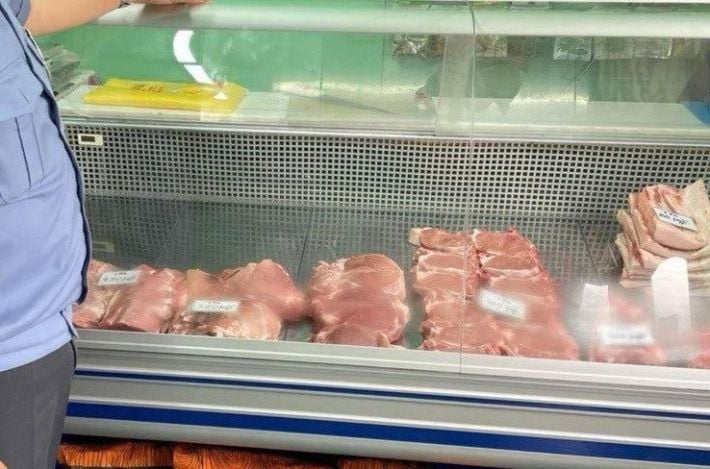 От шапито с контролем цен до "неправильной маркировки": в Мелитополе конфисковывают мясо на рынках (фото)