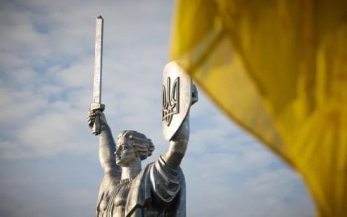 У Києві почав іржавіти герб на 