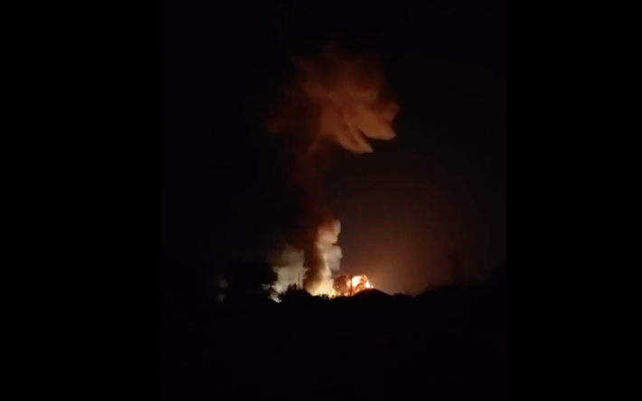 В РФ дроны атаковали военный аэродром "Морозовск": раздаются взрывы и начался пожар (видео)