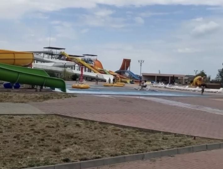 Налетели, как саранча - оккупанты в Мелитополе опозорились с рекламой украденного аквапарка (видео)