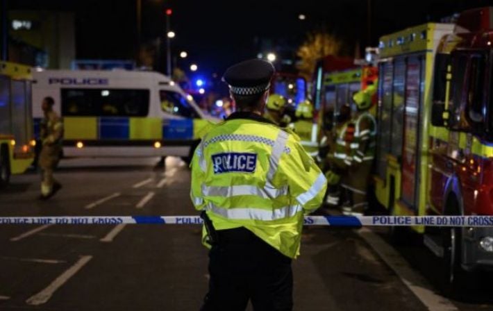 По всей Великобритании происходят столкновения ультраправых с антирасистами: пострадали полицейские
