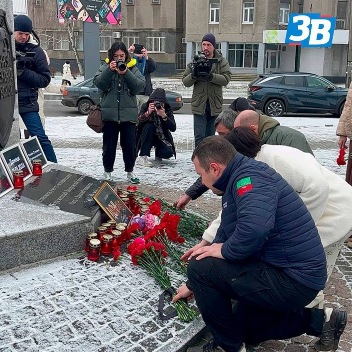 возложил цветы “в память о погибших в результате преступного удара по Донецку со стороны ВСУ”.