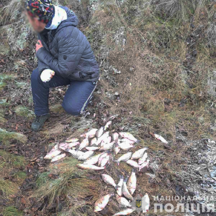 Таким незаконним способом порушник зловив 42 рибини, завдавши збитків на суму 70 тисяч гривень.