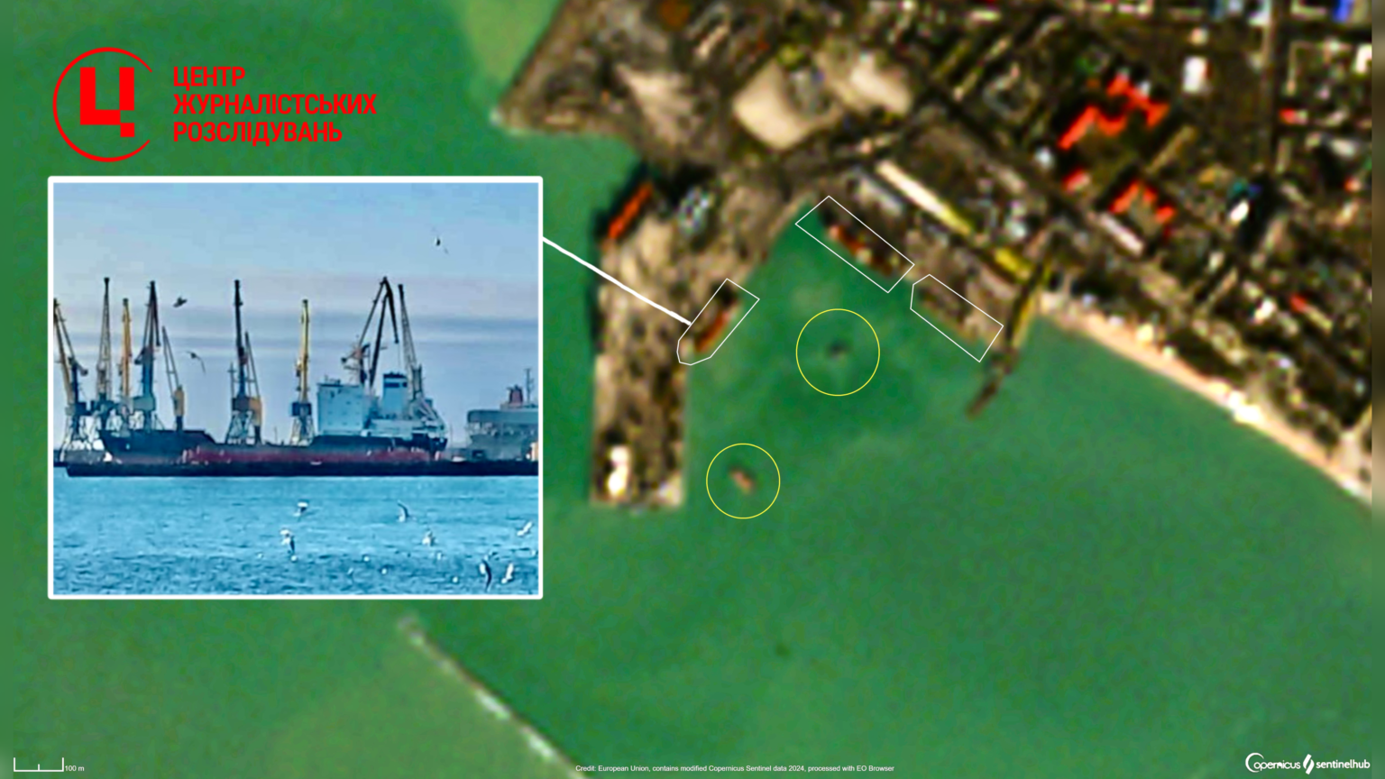 Також на супутниковому знімку в акваторії порту можна помітити ще два невідомих об’єкти.
