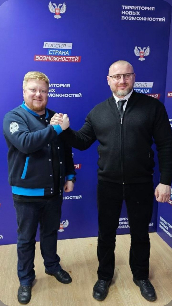 Так вот, на этом сборище Богдан Кучеренко (на фото – слева) был избран членом правления этого самого регионального отделения «Новороссия».