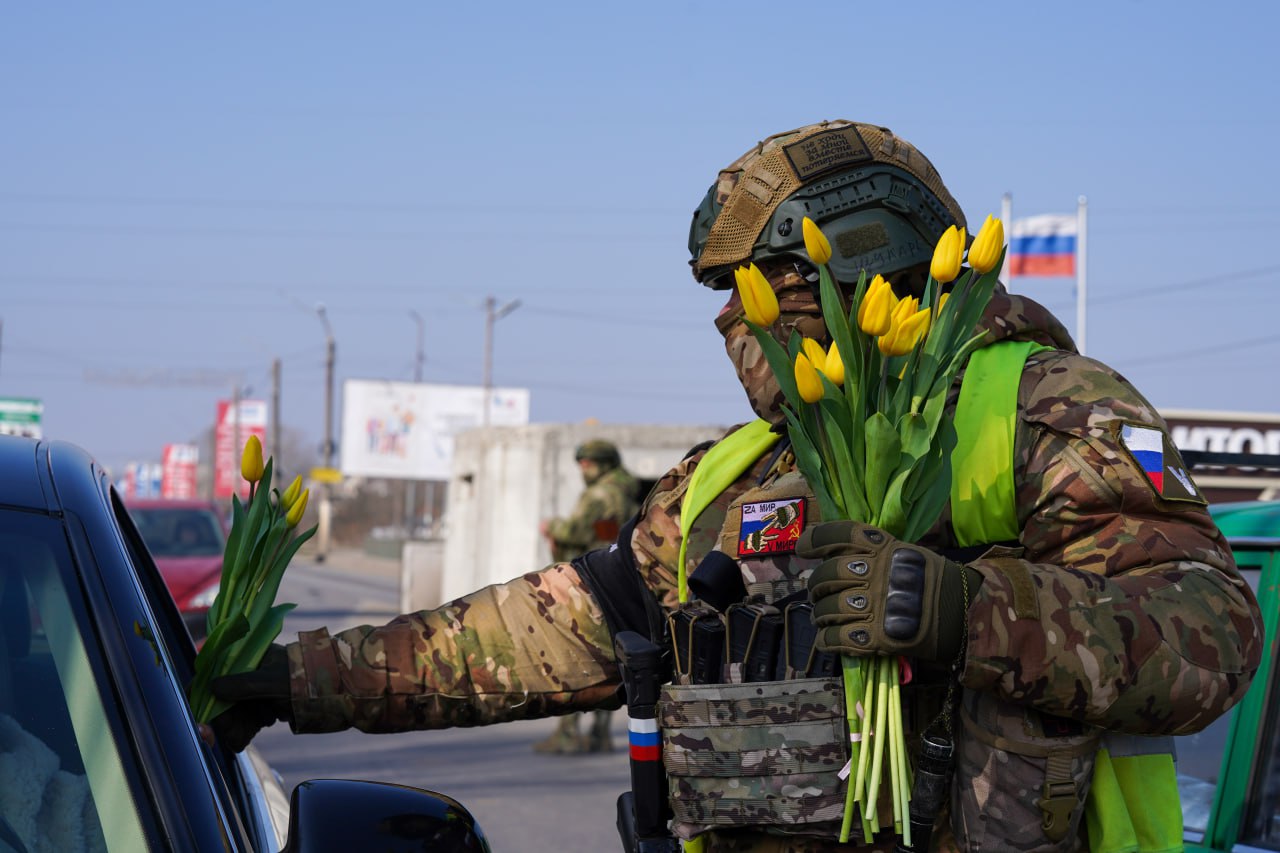 Оккупанты с цветами и борды с подтекстом: в Мелитополе рашисты уже отмечают 8 марта 2