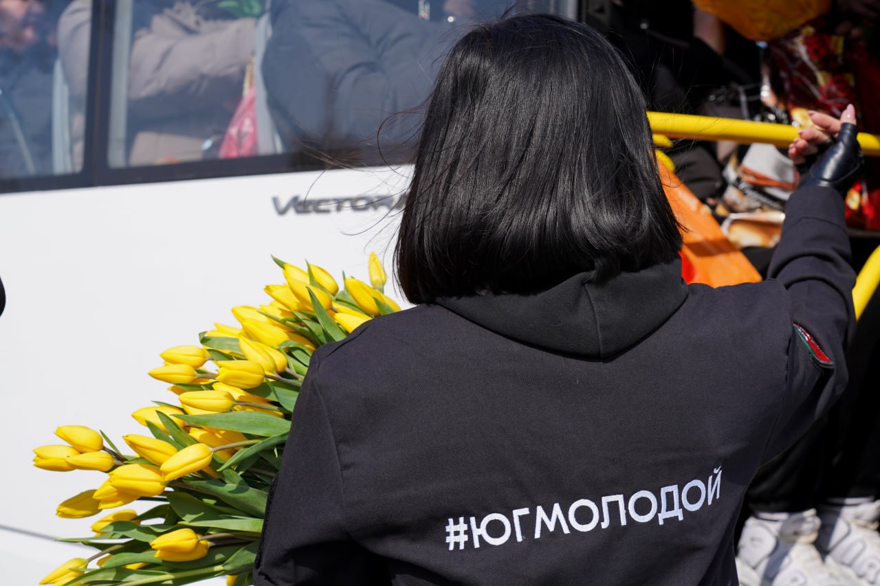 Окупанти з квітами та борди з підтекстом: у Мелітополі рашисти вже відзначають 8 березня 1
