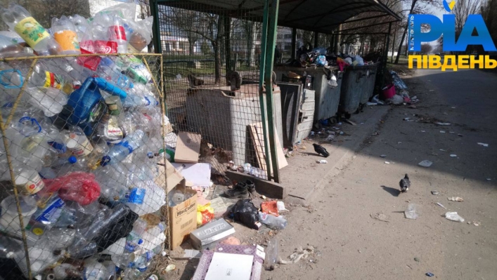Фотографій, на яких показано жалюгідний стан зі сміттям у Мелітополі, настільки багато, що якщо публікувати їх усі, доведеться видавати цілу енциклопедію.