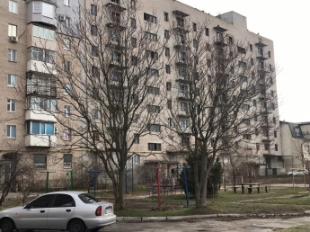 Йдеться про недобудовану частину військового будинку, що належав Міністерству оборони України. Яке нізащо не хотіло передавати будівлю в комунальну власність.