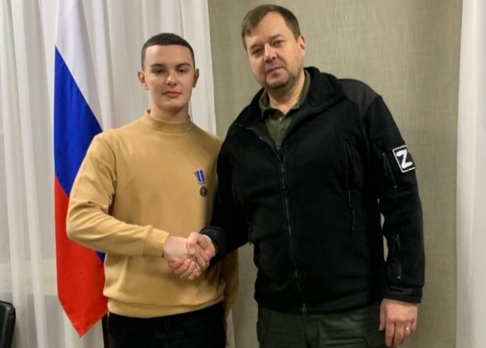 За неуемное желание служить оккупантам Романенко получил медальку из рук гауляйтера Е.Балицкого.