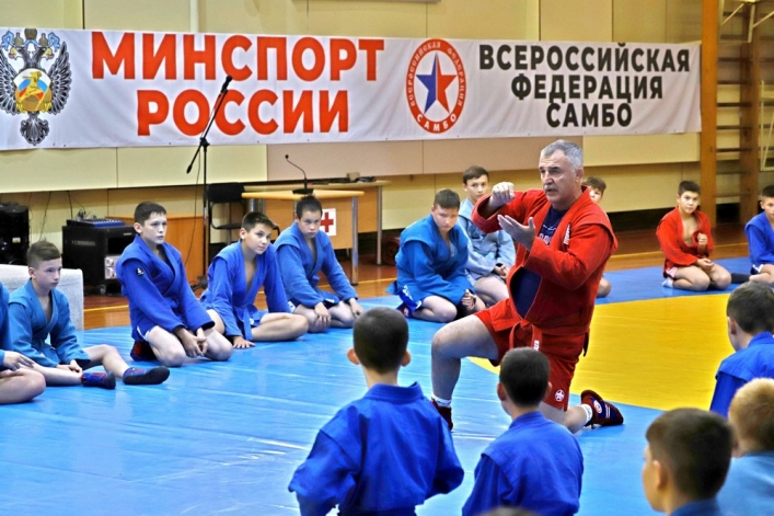 Він очолював дві національні федерації Білорусі - дзюдо і самбо, яке так любить путін.