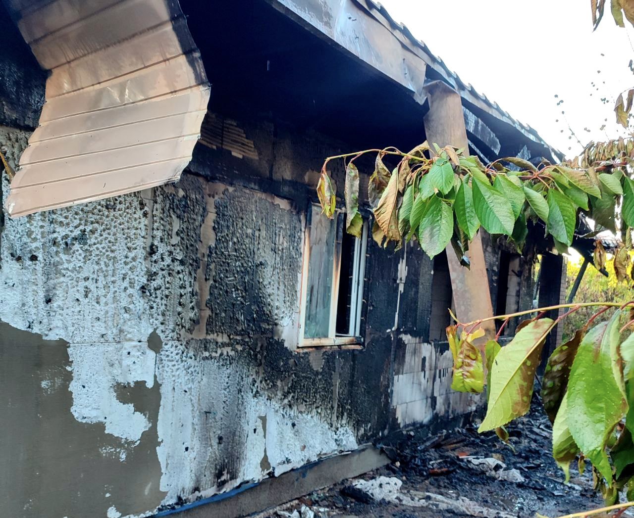 В окупованому Мелітополі згоріла надвірна споруда – будинок дивом не постраждав