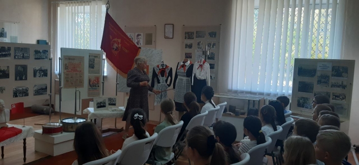 Оккупанты собрали пенсионерок, чтобы научить детей в Мелитополе учить речевки и завязывать пионерские галстуки (фото)